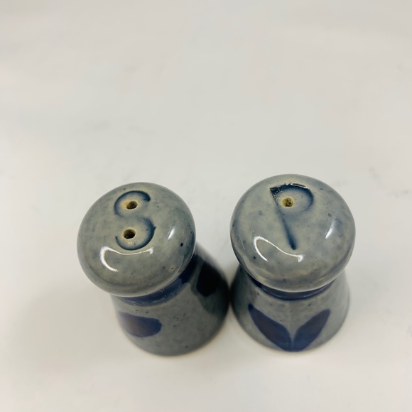 Set of 2 mini glazed pottery salt and pepper shakers with blue hearts un… - Picture 4 of 13